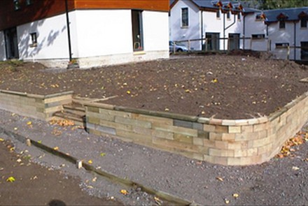 Curved retaining wall